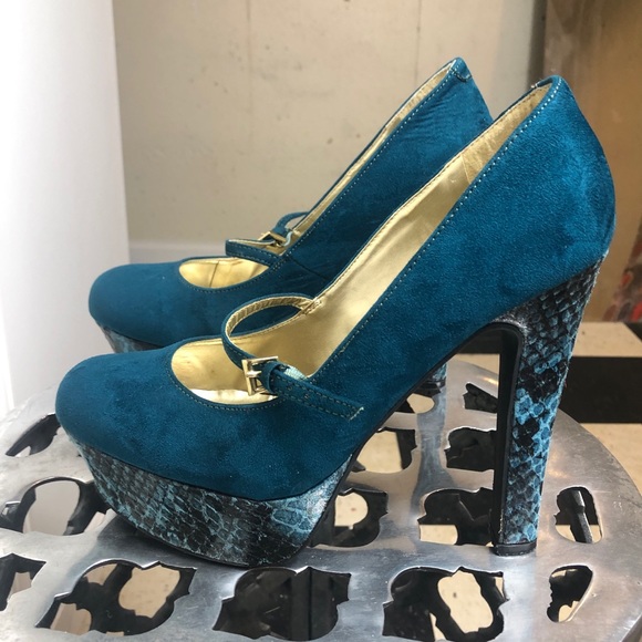 Shoes - Women's Green Guess Platform Snake Heels Size 8